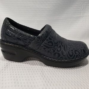 BOC Born Size 8 Clogs Tooled Blue Leather